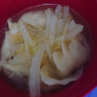 水餃子と白菜をのピリ辛スープ